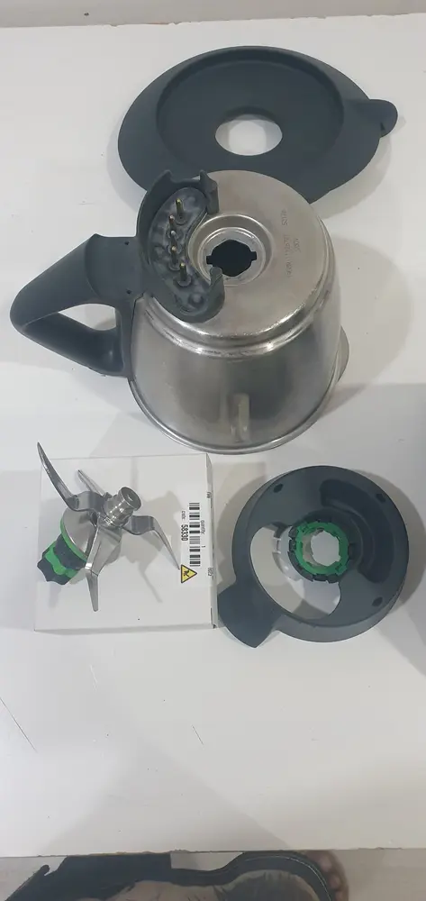 Vaso TM31 y cuchilla nueva antes del montaje